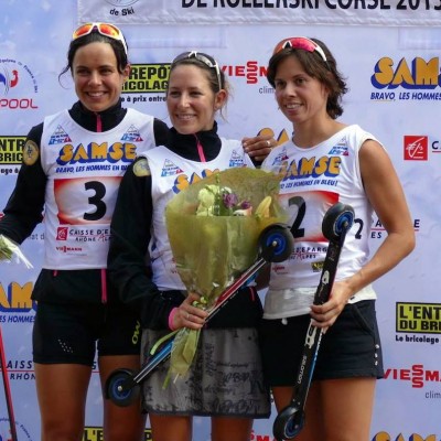 Aurélie Dabudyk (à droite) sur le podium - Photo FFS